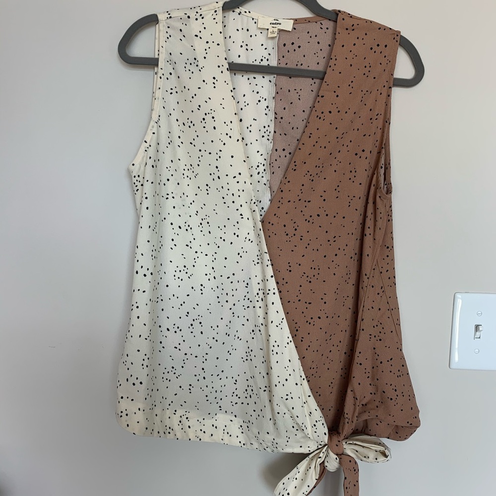 Anthropologie Tan and White Speckled Tank with Tie